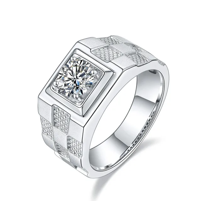 18 Karat Gold 1 Carat Moissanite Class D VVS explosive high end customisation